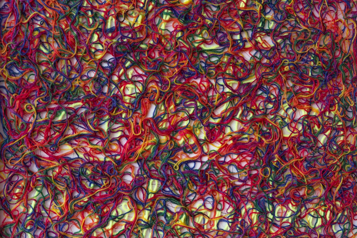 Nolite te Bastardes Carborundorum, 2020 - Superfici variabili, opere che variano con la luce - Eleonora Gugliotta - particolare della superficie con fili di lana colorata aggrovigliata